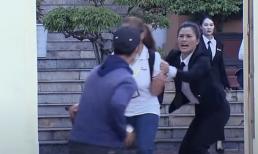 'Lựa chọn số phận' tập 64: Phó Chánh án Dung bị tạt axit kinh hoàng ngay cổng Tòa án