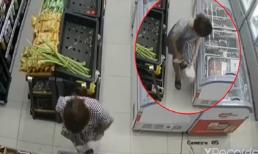 Vờ lựa hàng trong siêu thị, người phụ nữ nhanh tay giấu 2 khay tôm vào bên trong váy