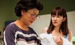 Mẹ chồng bắt con dâu mang quần áo cũ của mình về cho mẹ ruột mặc, một câu nói của chồng khiến người vợ bật khóc