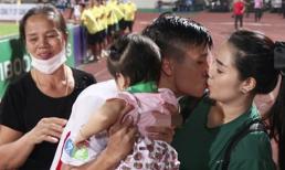 Hậu tin đồn rạn nứt tình cảm, Bùi Tiến Dũng hôn vợ say đắm trước hàng nghìn khán giả