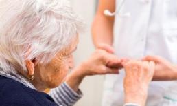 Bị các anh chị đùn trách nhiệm chăm mẹ già, bất ngờ vợ tôi đã có hành động khiến mọi người đều sốc