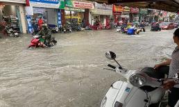 Đường biến thành sông sau trận mưa lớn, nước cuốn trôi cả người và xe máy ở khu vực chợ Thủ Đức