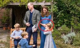 Công nương Kate bị nghi ngờ bầu bí khi có hành động lạ bên Hoàng tử William và 3 nhóc tì đáng yêu