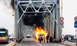 Xế sang Range Rover bốc cháy ngùn ngụt, trơ khung trên cầu Chương Dương