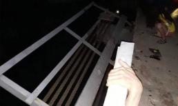 Ô tô đâm xe máy rồi lao xuống sông khiến 5 người tử vong