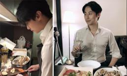 Mặc áo sơ mi vào bếp nấu ăn cho người yêu, Rocker Nguyễn khiến bao cô gái mê mẩn