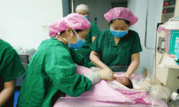 'Những đứa trẻ sinh thường sẽ mở mắt và những đứa trẻ sinh mổ sẽ nhắm mắt lại', điều này có đúng? 