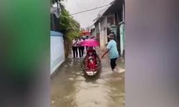 Mùa lũ, đường biến thành sông, chú rể dùng thuyền rước dâu
