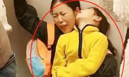 Không ai nhường ghế khi đi tàu, người mẹ bất lực ngồi xuống đất làm ghế sofa cho con ngủ!