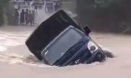 Cố vượt đập tràn, xe tải chết máy bị nước lũ cuốn trôi