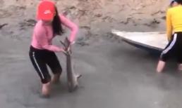 Tát đầm bắt cá, 3 cô gái khiến dân tình lác mắt với thành quả thu được