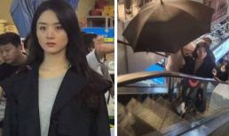 Triệu Lệ Dĩnh gây tranh cãi khi vào trung tâm thương mại cũng phải có người che ô 