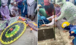 Dòng người đội mưa, chồng khóc ngất tiễn đưa mẹ con sản phụ bị nước lũ cuốn trôi ở Huế