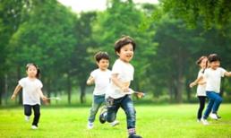 Đối với những đứa trẻ thường xuyên 'đi chơi' và 'ở nhà', mười năm sau, khoảng cách giữa hai trẻ rất rõ ràng