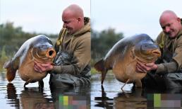 Người đàn ông bắt được con cá chép quá khổ kỷ lục 68 kg