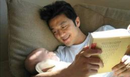 Xúc động mạnh với tấm hình con gái hở hàm ếch của Vương Phi nằm trong vòng tay cha sau cuộc phẫu thuật