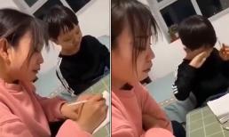 Người mẹ vừa dạy con học vừa khóc nức nở được nhiều chị em đồng cảm vì cùng cảnh ngộ