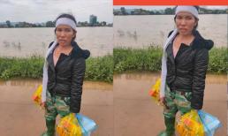 Người vợ đeo khăn tang ra nhận đồ cứu trợ: 'Cuối cùng cũng có được ít bánh thắp hương cho chồng'