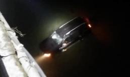 Ô tô lao từ trên cầu xuống sông, hai vợ chồng cùng con nhỏ may mắn thoát nạn