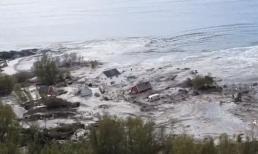 Cảnh tượng sạt lở đất cuốn trôi 8 ngôi nhà xuống biển khiến ai cũng phải rùng mình