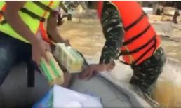 Xót xa cảnh bé trai chới với giữa dòng nước lũ nhận đồ cứu trợ, anh bộ đội có hành động khiến ai cũng ấm lòng