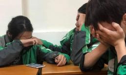 Câu chuyện phía sau bức ảnh 3 sinh viên mặc áo xe ôm công nghệ ôm mặt khóc cuối lớp khiến tất cả lặng người xót xa