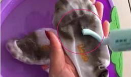 Tất dễ ố vàng và cứng, vứt đi thì phí quá, dạy bạn bạn một mẹo lập tức tất sạch như mới