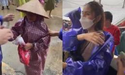 Thuỷ Tiên nắm chặt tay Công Vinh đi cứu trợ, ghi điểm vì hành động đẹp với bà cụ bị xô đẩy