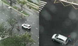 Bất chấp nguy hiểm ra đường trước bão số 9, người đi xe máy phải nhờ ô tô dìu để quay đầu