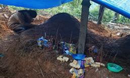 Xót xa cảnh nữ sinh Trà Leng gục khóc bên mộ của cha mẹ sau vụ sạt lở kinh hoàng