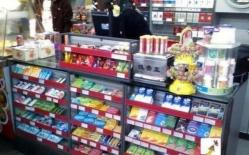 Cậu bé 5 tuổi hỏi: Tại sao 'bao cao su' luôn được đặt ở quầy thanh toán, câu trả lời của cô thu ngân thật tuyệt vời