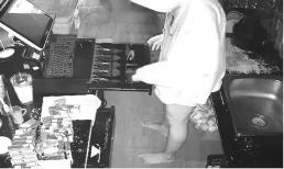 Nữ đạo chích gặp tình huống 'khó đỡ' khi tốn công cậy phá két tiền ở quầy thu ngân