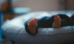 Kẹt giữa nệm và vách tường, bé 6 tháng tuổi tử vong thương tâm ngay cạnh bố