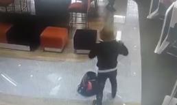 Clip người đàn ông tẩm xăng doạ đốt cướp tiền ngân hàng TPBank ở Sài Gòn