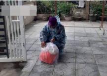 Xúc động hình ảnh người cha lặn lội trong mưa bão xin sữa cho con sau khi vợ mất