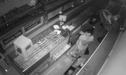 Trộm táo tợn đột nhập lúc nửa đêm, khoắng sạch số nữ trang trị giá hơn 1 tỷ ở tiệm bạc