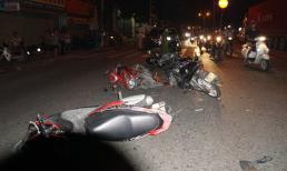 Ô tô 7 chỗ tông hàng loạt xe máy dừng chờ đèn đỏ, nạn nhân bị thương nằm la liệt trên đường