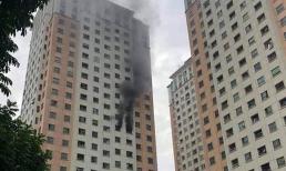 Cháy dữ dội tại chung cư ở Hà Nội sau tiếng nổ lớn, người dân hoảng hốt tháo chạy