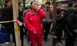 Phụ huynh mặc 'đồ ngủ' đi đón con, bị cô giáo khuyên nhủ thì giận dỗi: 'Mặc rộng và kín thế này thì quan tâm làm gì?'