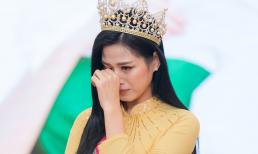 Hoa hậu Đỗ Thị Hà xúc động bật khóc trong ngày về thăm trường cùng ba mẹ