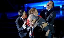 Bố mẹ Dương Triệu Vũ vừa khóc vừa cầu nguyện khi xem show diễn của con trai giữa trời mưa