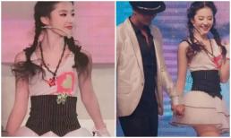 Bức ảnh năm 19 tuổi của Lưu Diệc Phi được lan truyền chóng mặt, cô mặc chiếc váy ngắn chỉ 10cm nhưng có ai để ý đến bạn diễn nam bên cạnh?