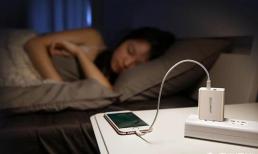 Bạn biết quá ít về sự nguy hiểm của việc tắt đèn và nghịch điện thoại 