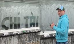 Anh thợ lau dọn cửa kính người Bỉ ghi tên cố nghệ sĩ Chí Tài khiến dân mạng Việt Nam xúc động