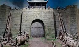 Thời cổ đại khi trấn giữ thành, tại sao không đẩy đổ thang từ bên ngoài vào của kẻ địch?