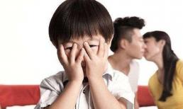 Con nhỏ bất ngờ nhìn thấy cha mẹ đang 'thân mật', phải xử lý thế nào?