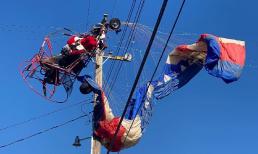 Không phải ống khói, ông già Noel này đã mắc kẹt trên... dây điện khi đi phát quà Giáng sinh