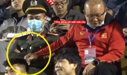 Khoảnh khắc 'tặng socola' cực đáng yêu của HLV Park Hang Seo 'đốn tim' dân mạng