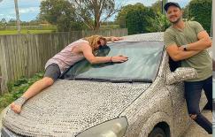 Chơi trội! Người đàn ông Úc dùng 40.000 đồng tiền phủ lên xe cũ và bán rao bán với giá cao