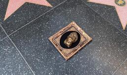 Bạn diễn đặt chân dung Chí Tài bằng đồng đặt tại Đại lộ danh vọng Hollywood